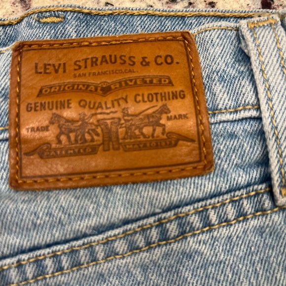 Levi’s Ribcage Shorts 2” inseam high waisted - Picture 4 of 4